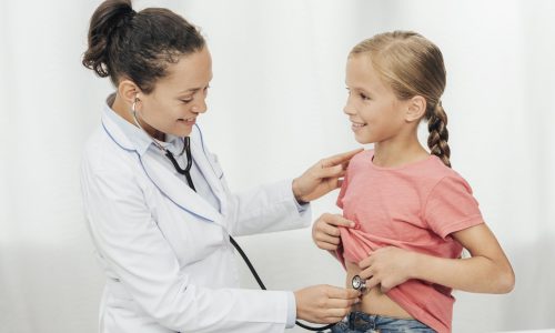 medium-shot-doctor-checking-girl-s-abdomen (1)